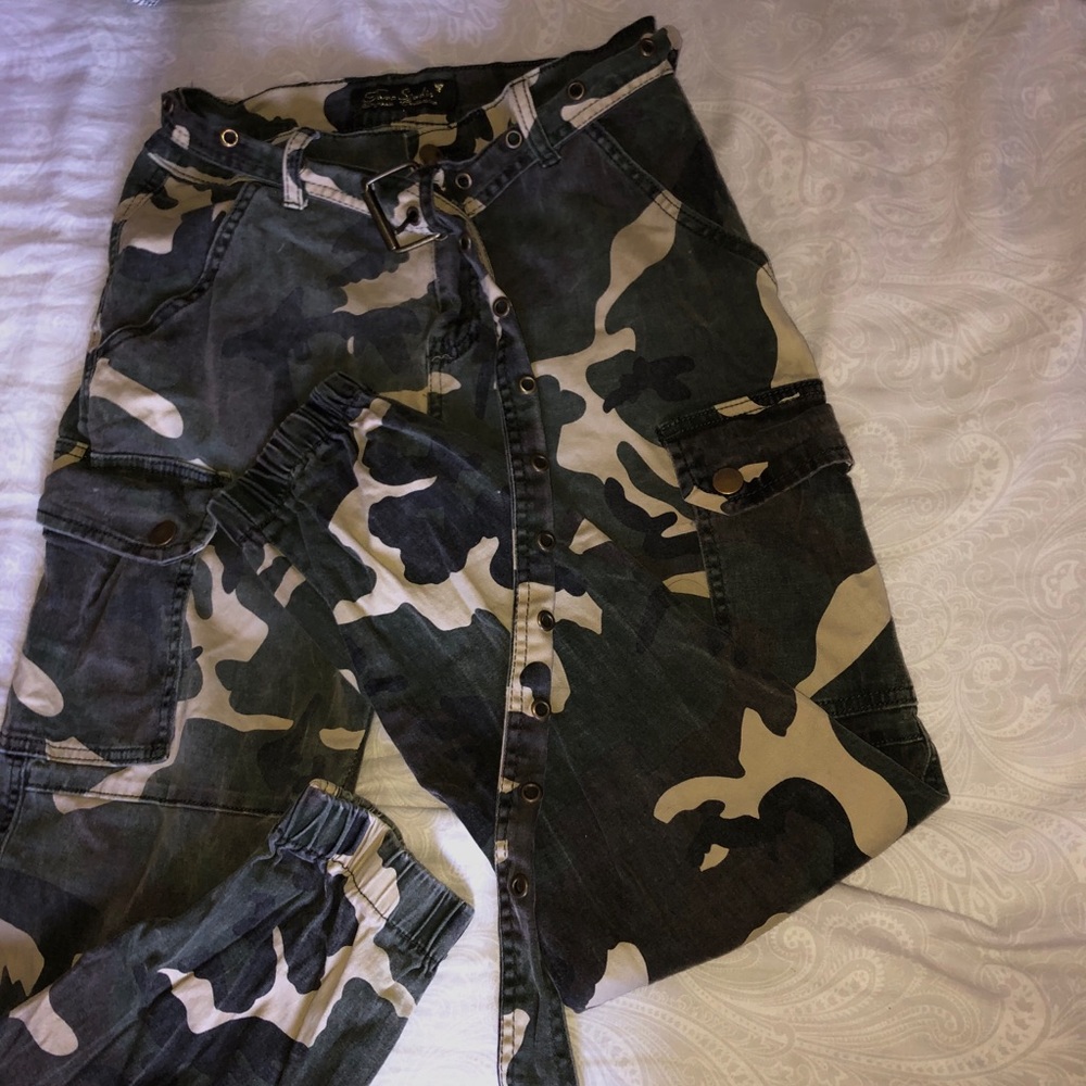 BAGGY GREEN CAMO PANTS WITH LONG BELT